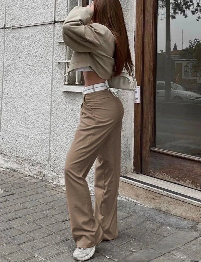 Effortlessly Elegant Pants with a Timeless Design