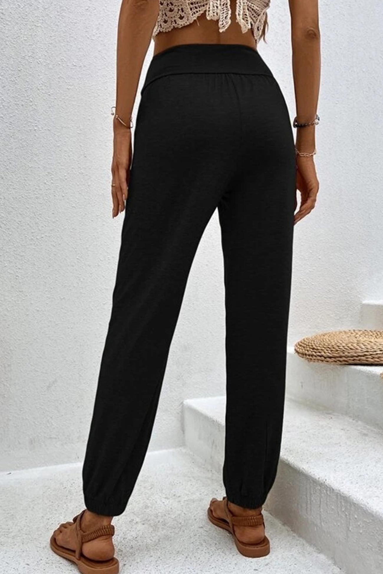Effortlessly Elegant Pants with a Timeless Design
