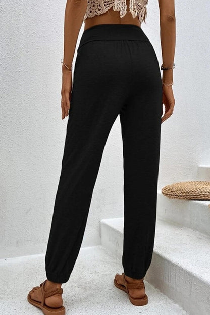 Effortlessly Elegant Pants with a Timeless Design