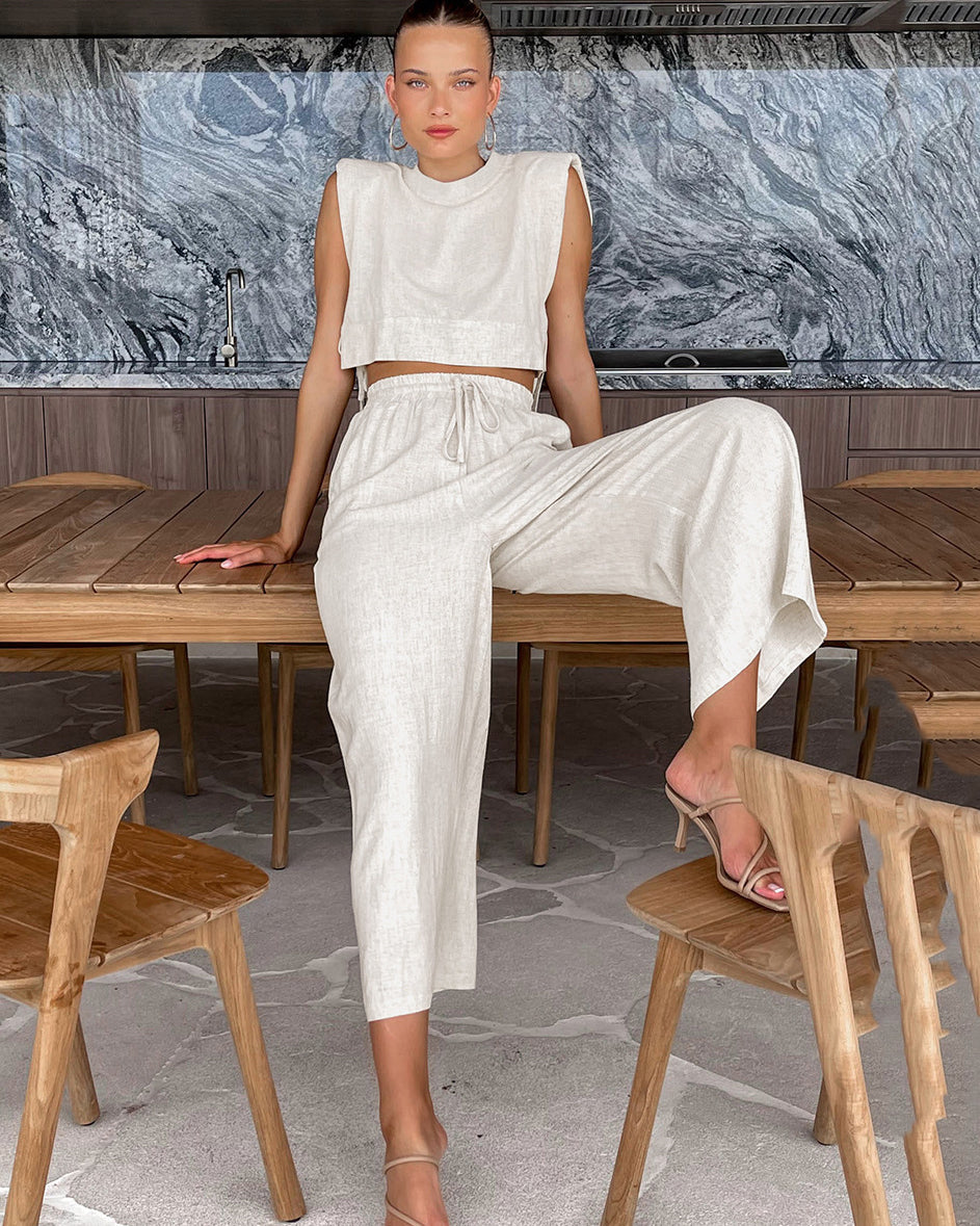 Effortlessly Elegant Pants with a Timeless Design