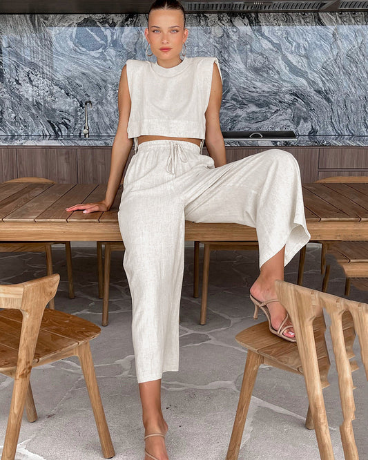 Effortlessly Elegant Pants with a Timeless Design