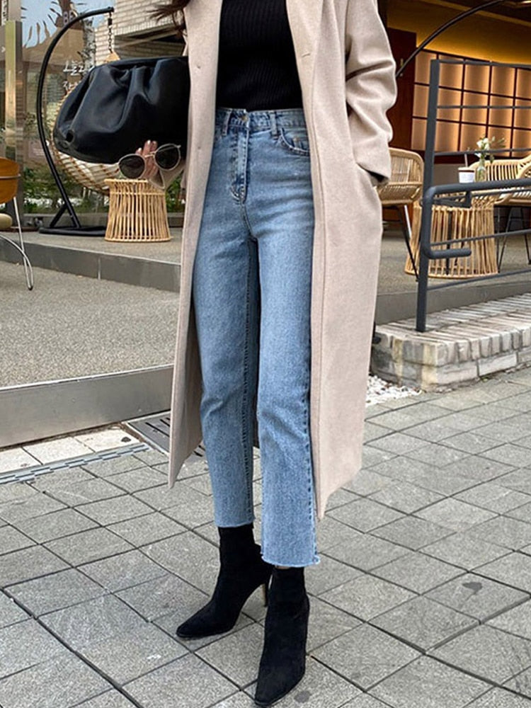 Well Tailored Trousers with a Graceful Silhouette