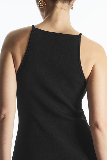 Well Tailored Dress with a Graceful Silhouette