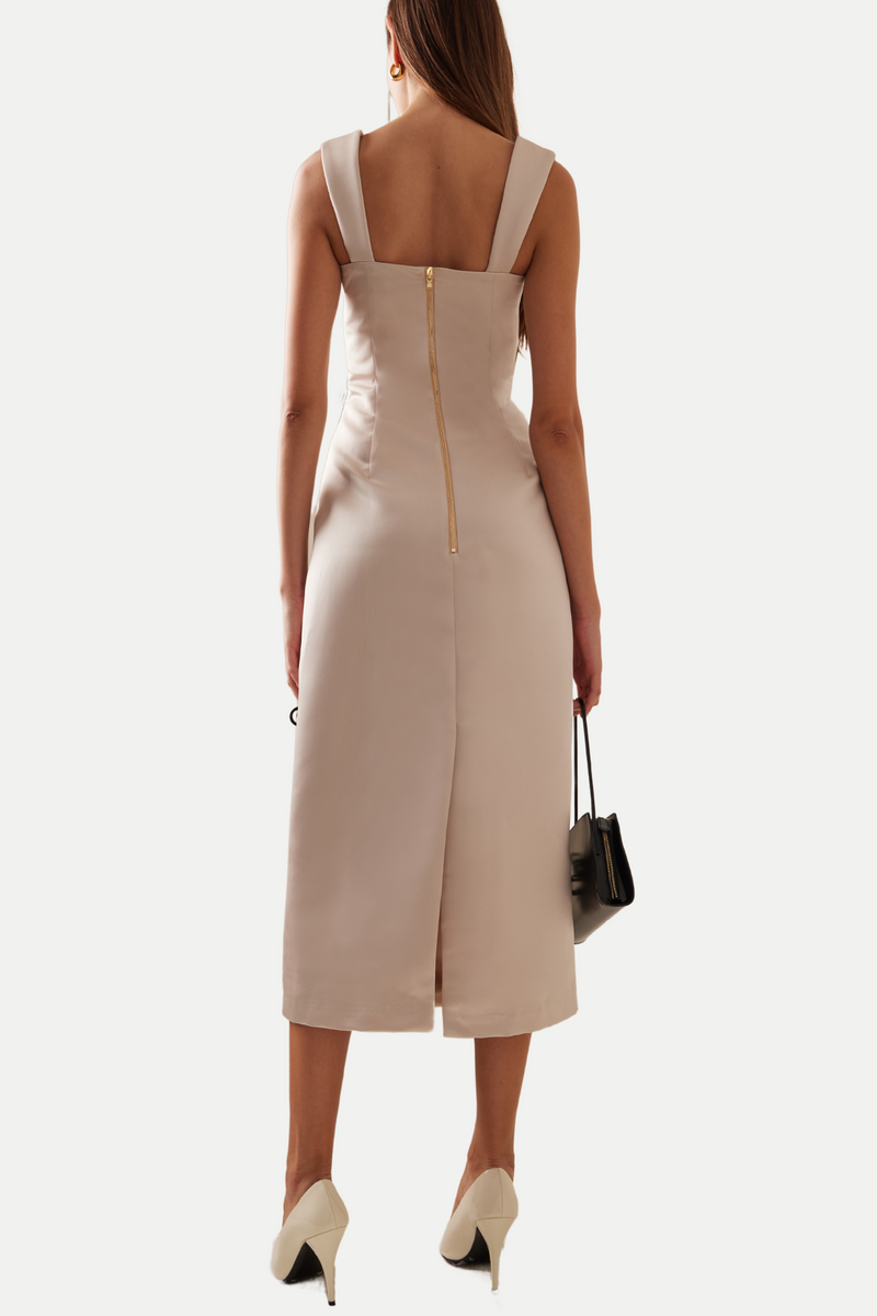 Well Tailored Dress with a Graceful Silhouette