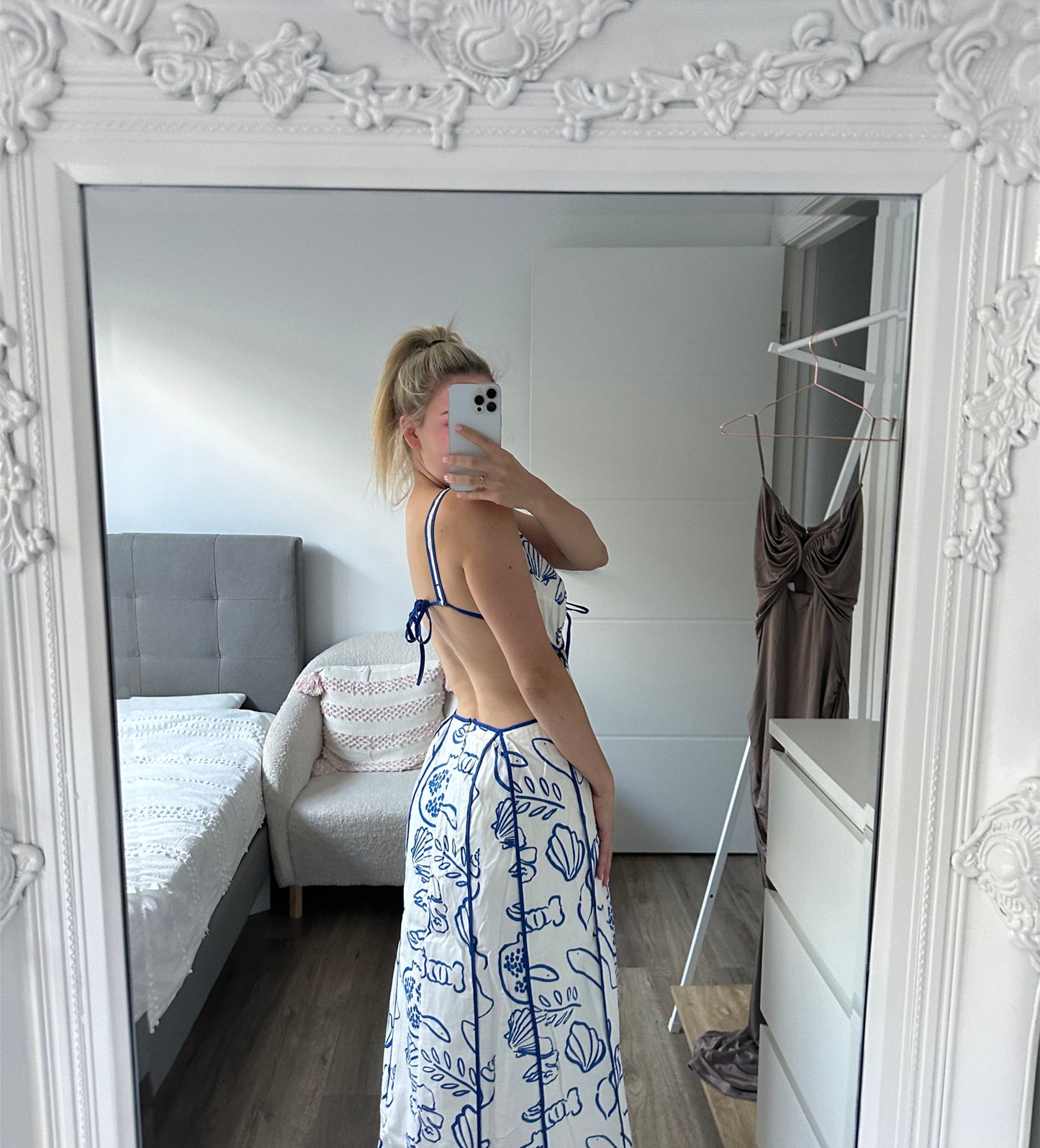 Beautifully Finished Dress in a Timeless Design