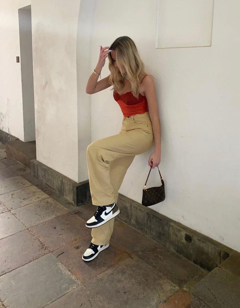 Effortlessly Elegant Pants with a Timeless Design