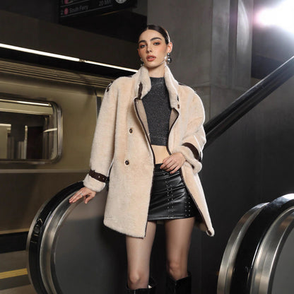 Well Tailored Coat with a Graceful Silhouette