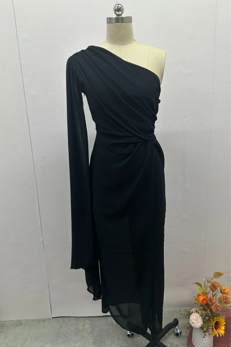 Beautifully Finished Dress in a Timeless Design