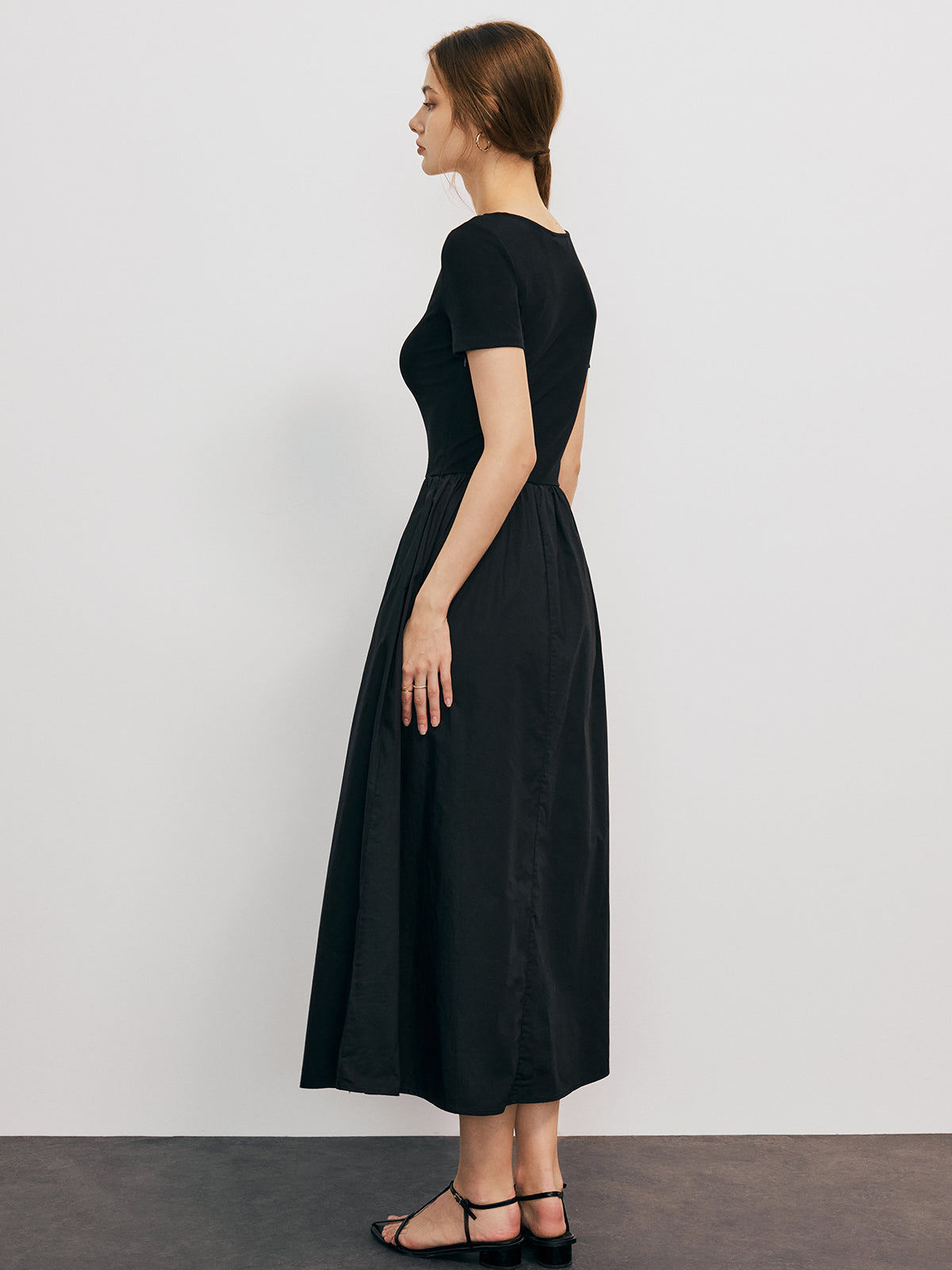 Effortlessly Elegant Dress with a Timeless Design