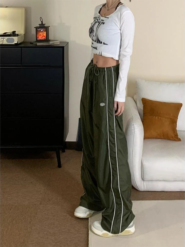 Effortlessly Elegant Pants with a Timeless Design