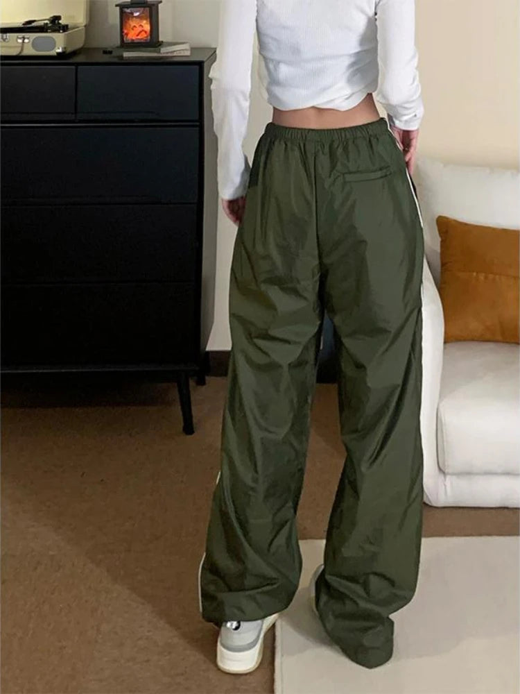 Effortlessly Elegant Pants with a Timeless Design