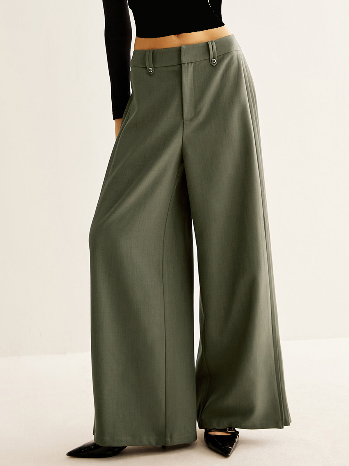 Effortlessly Elegant Pants with a Timeless Design