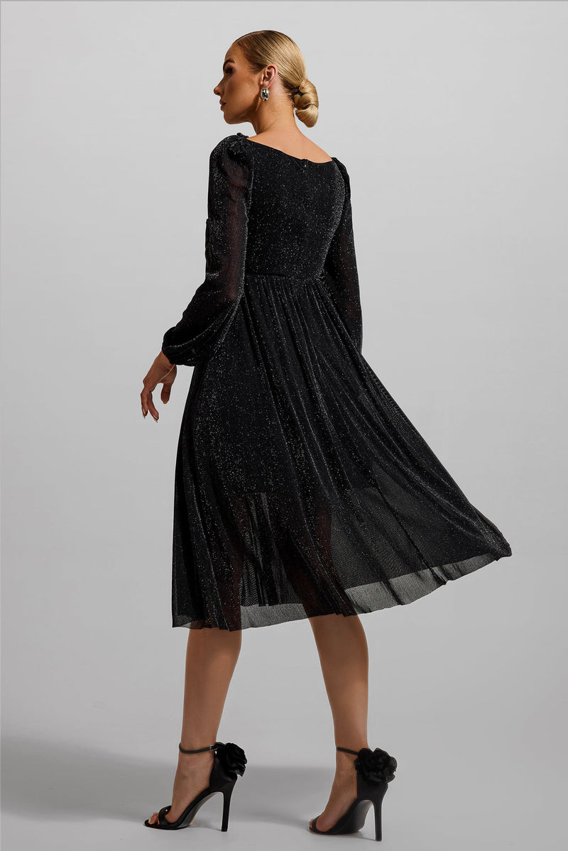 Well Tailored Dress with a Graceful Silhouette