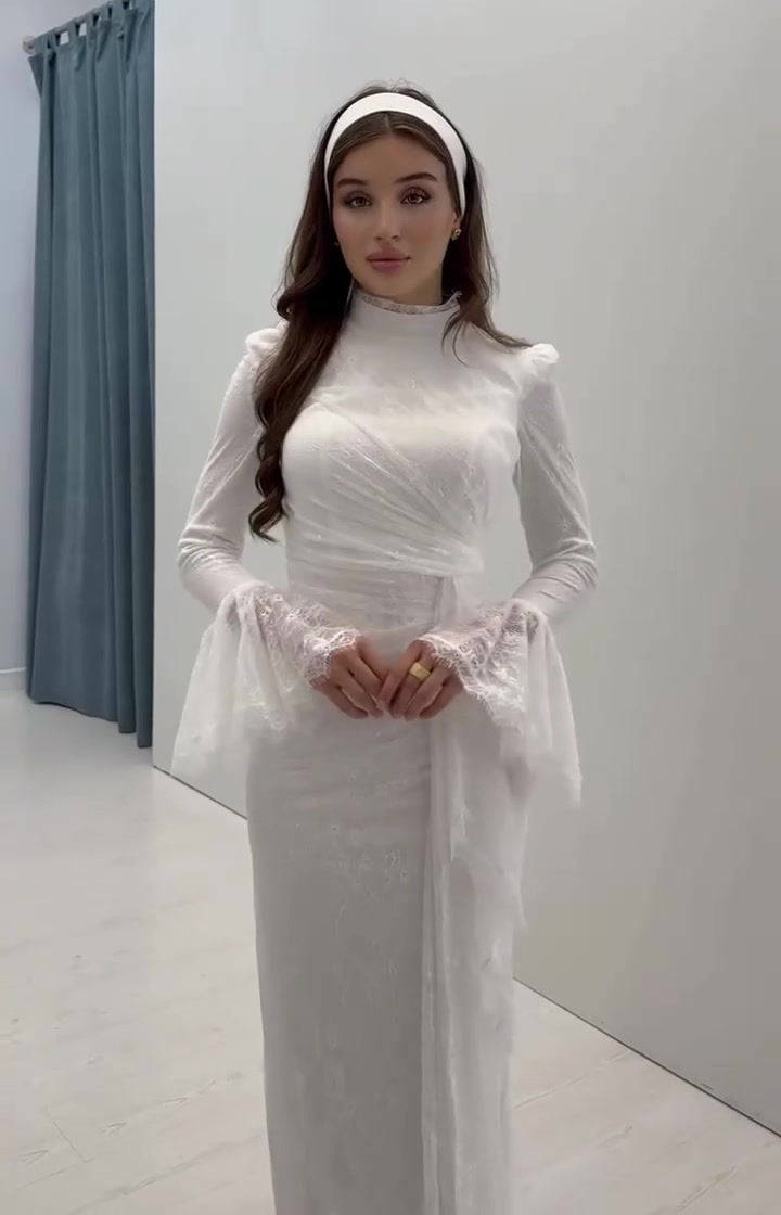 Beautifully Finished Dress in a Timeless Design
