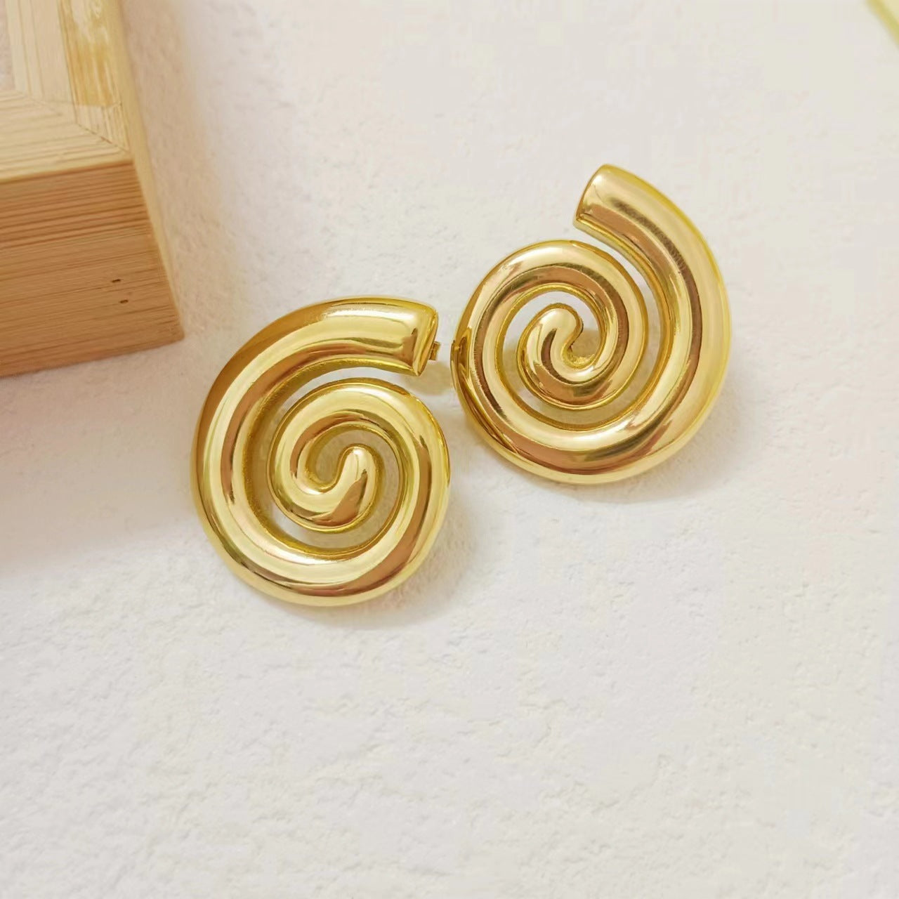 Classic Gold Earring with Timeless Appeal