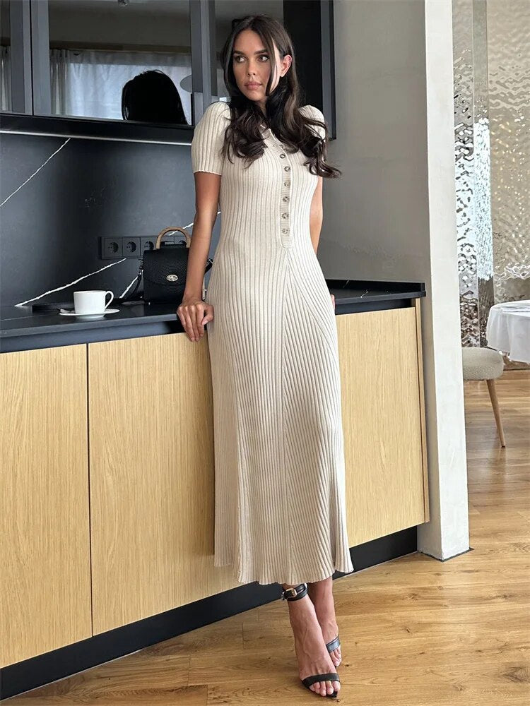 Beautifully Finished Dress in a Timeless Design