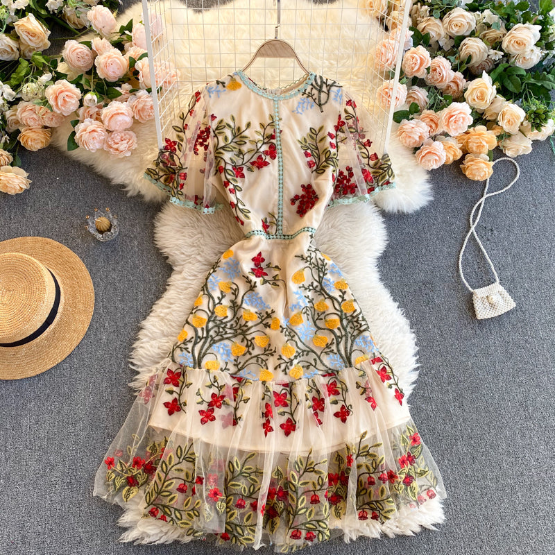 Effortlessly Elegant Dress with a Timeless Design