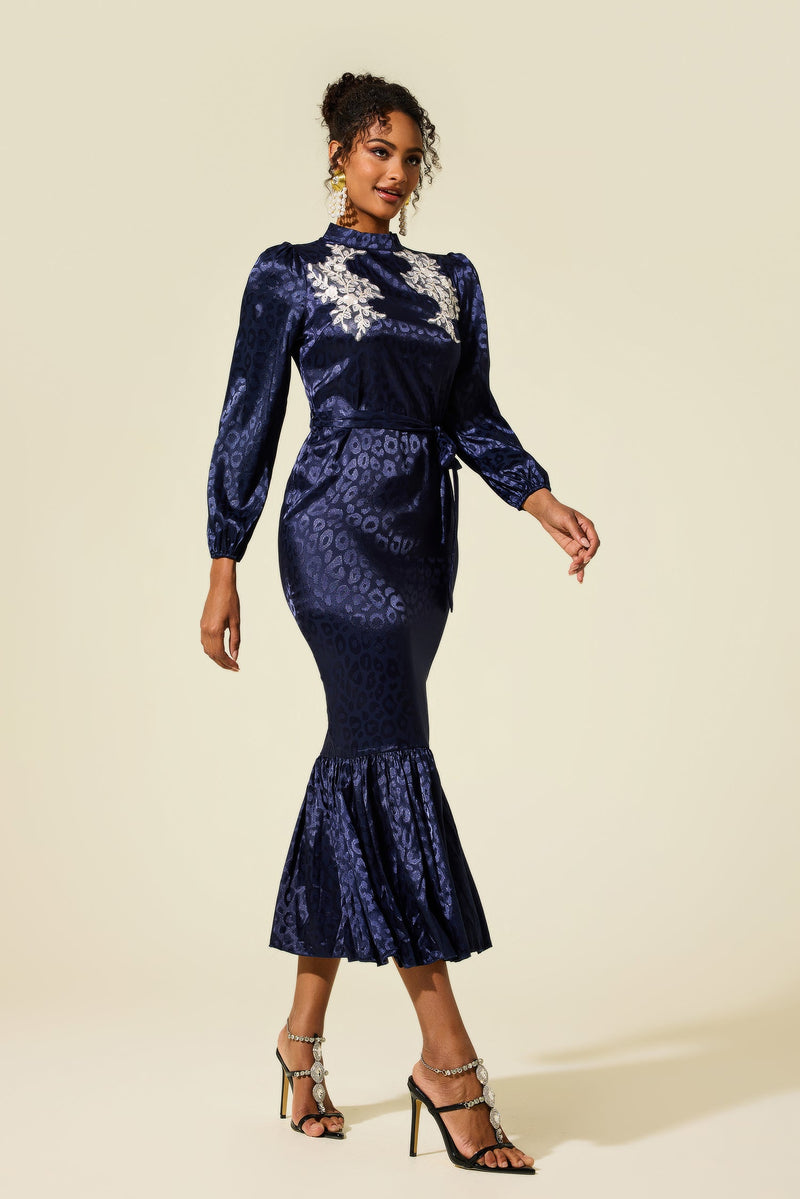 Beautifully Finished Dress in a Timeless Design
