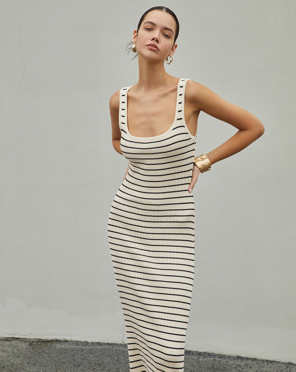Effortlessly Elegant Dress with a Timeless Design