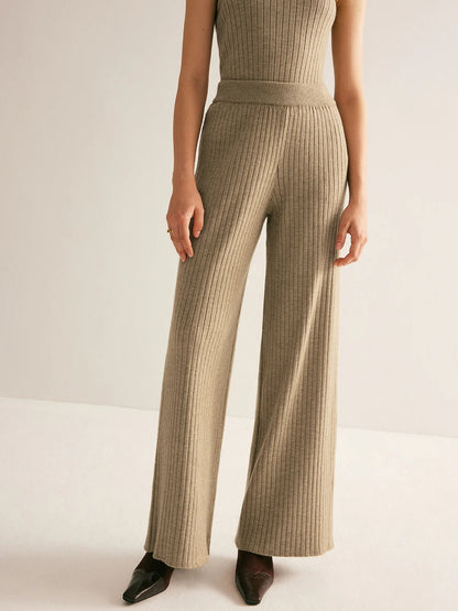 Well Tailored Sweater with a Graceful Silhouette