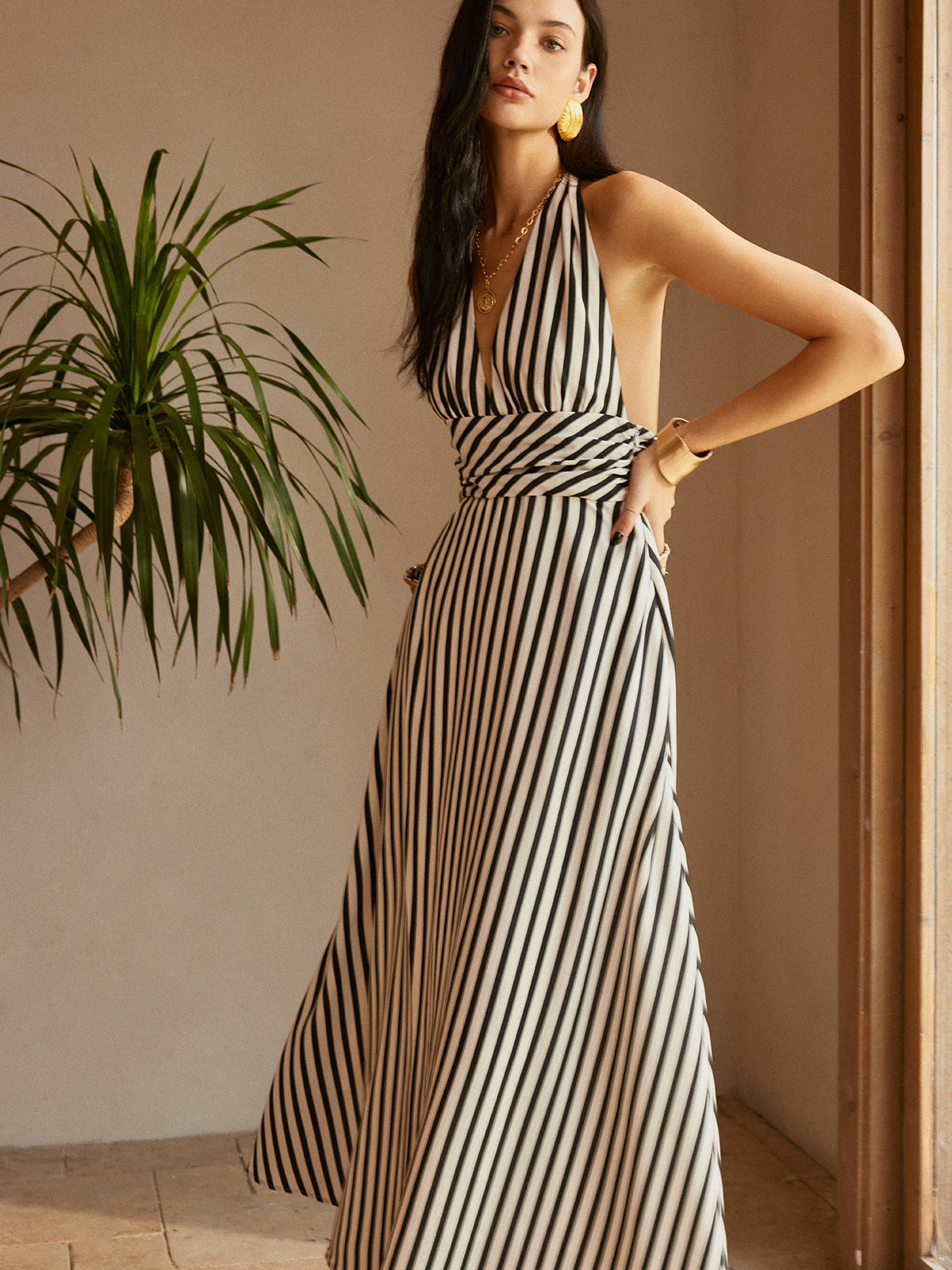 Beautifully Finished Dress in a Timeless Design
