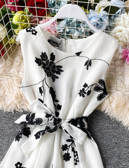 Effortlessly Elegant Dress with a Timeless Design