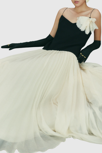 Effortlessly Elegant Dress with a Timeless Design