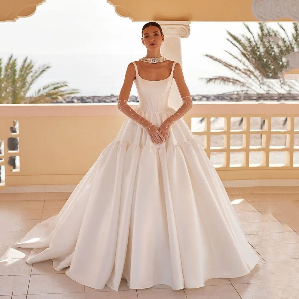 Beautifully Finished Dress in a Timeless Design