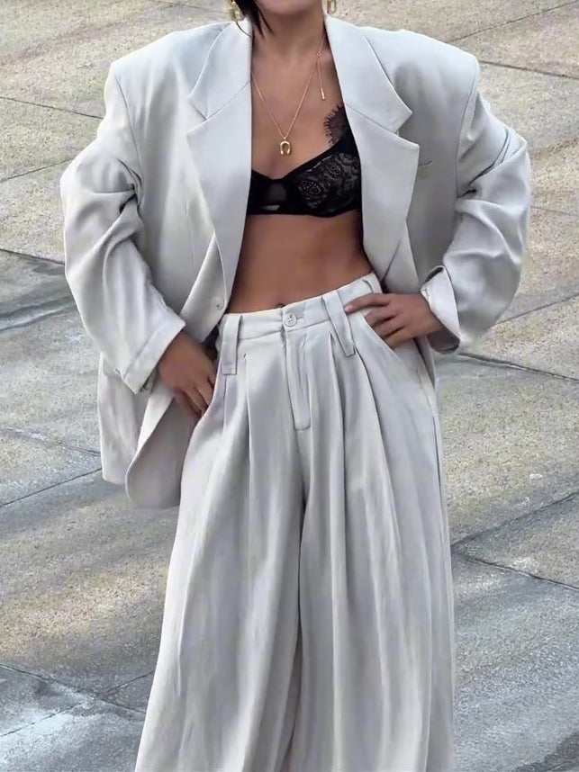 Effortlessly Elegant Jacket with a Timeless Design