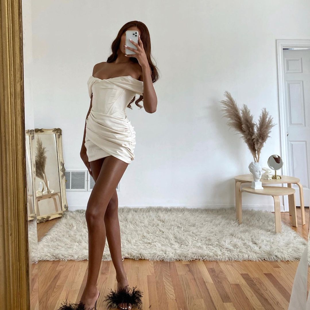 Beautifully Finished Dress in a Timeless Design
