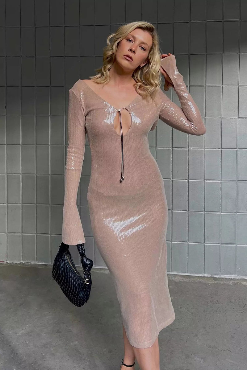 Gracefully Styled Dress for Any Occasion