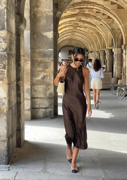 Well Tailored Dress with a Graceful Silhouette