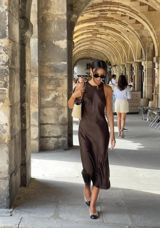 Well Tailored Dress with a Graceful Silhouette