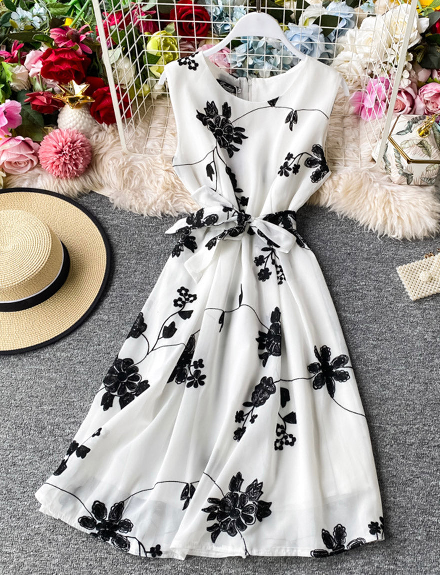 Effortlessly Elegant Dress with a Timeless Design
