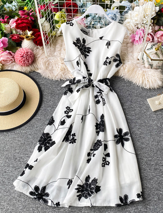Effortlessly Elegant Dress with a Timeless Design