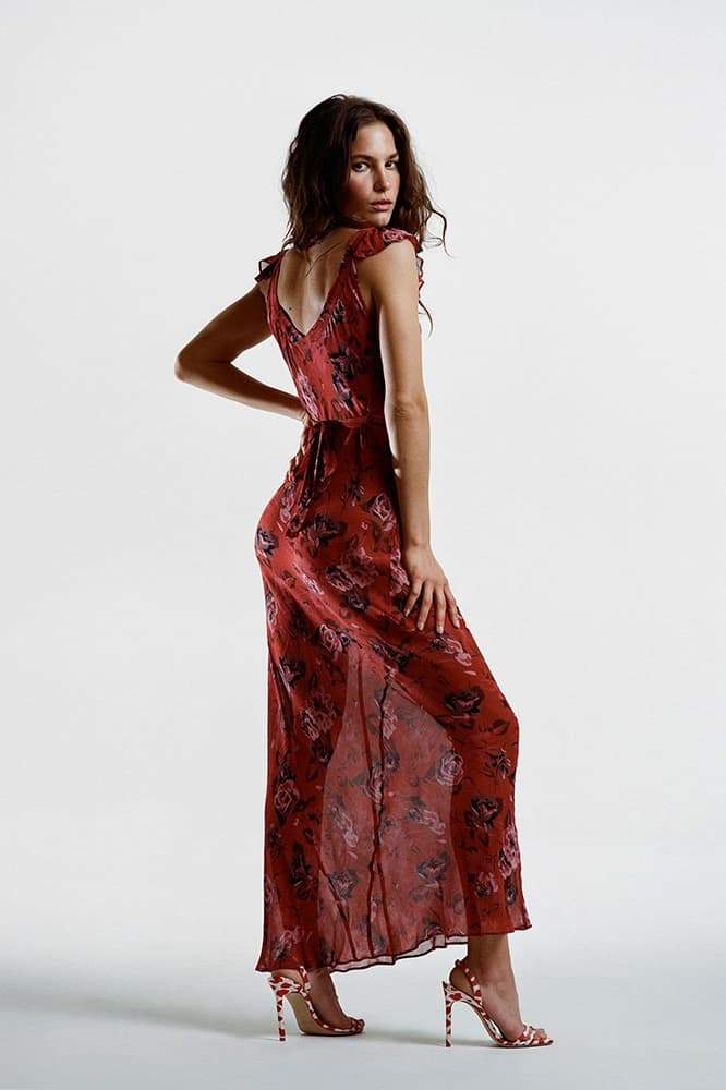 Well Tailored Dress with a Graceful Silhouette