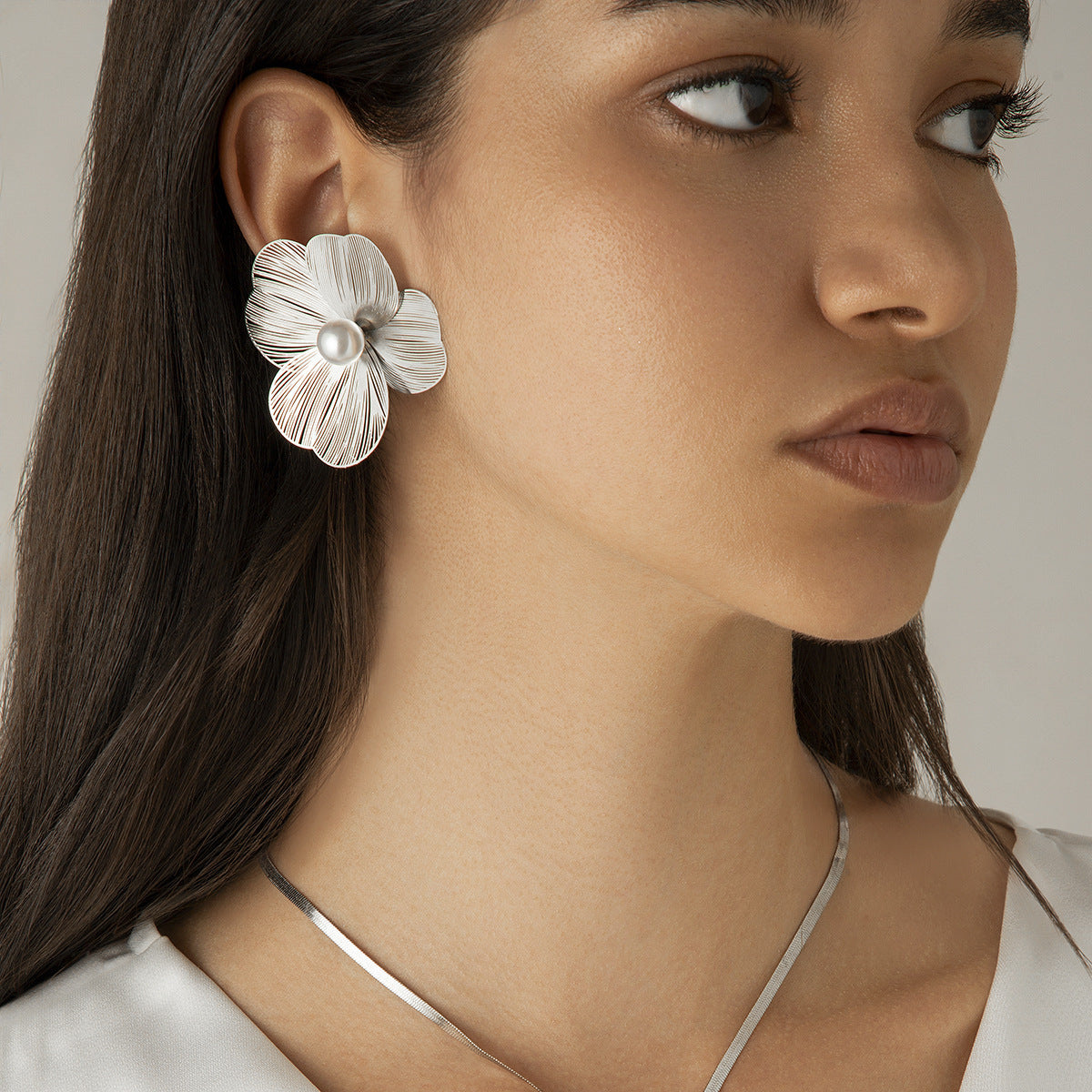 Ear Studs White K3197