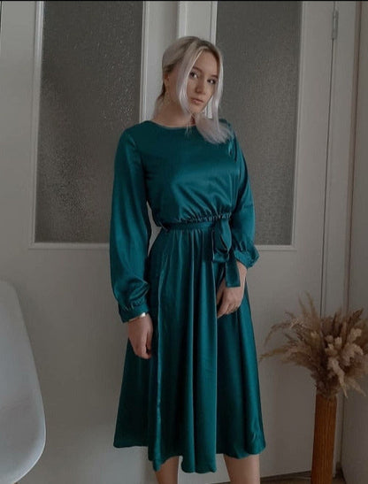 Beautifully Finished Dress in a Timeless Design