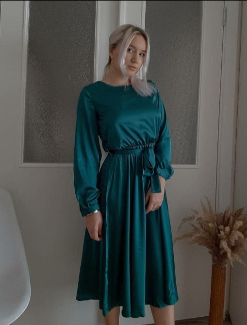 Beautifully Finished Dress in a Timeless Design