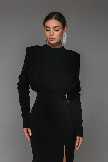 Well Tailored Dress with a Graceful Silhouette