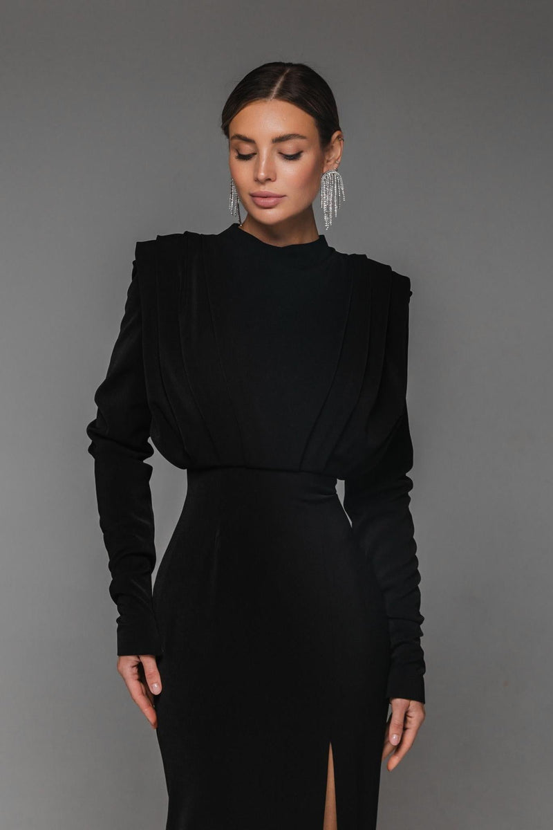 Well Tailored Dress with a Graceful Silhouette