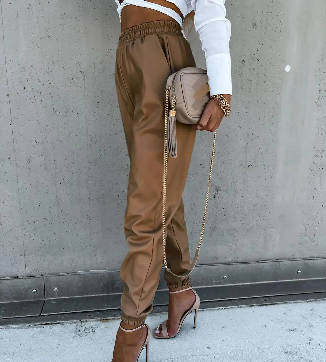 Effortlessly Elegant Trousers with a Timeless Design