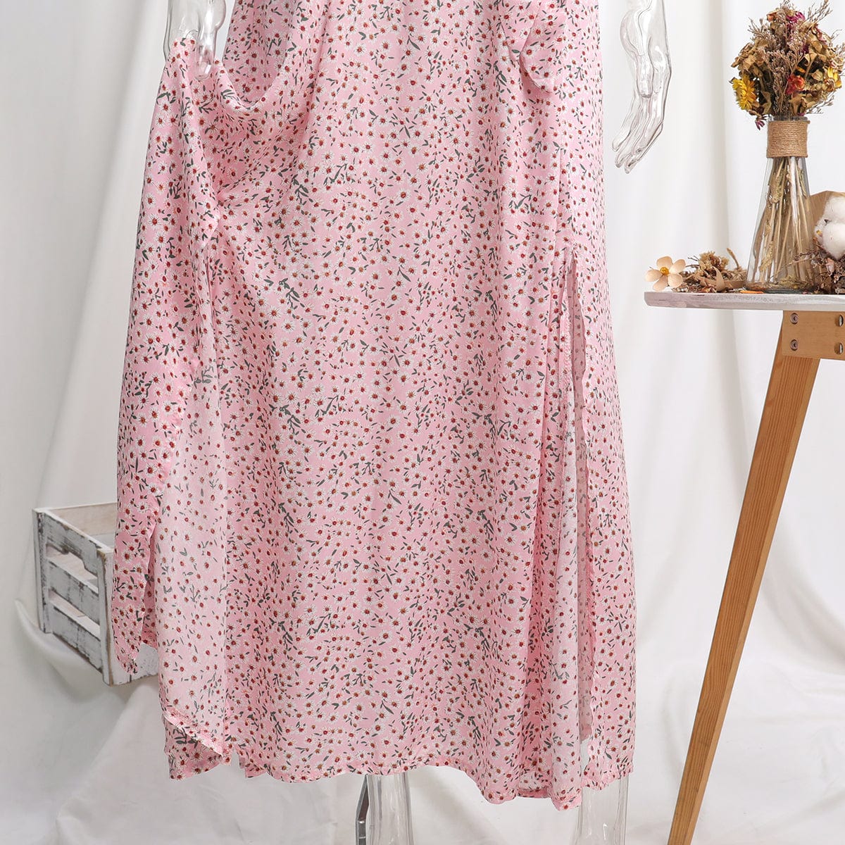 Effortlessly Elegant Dress with a Timeless Design