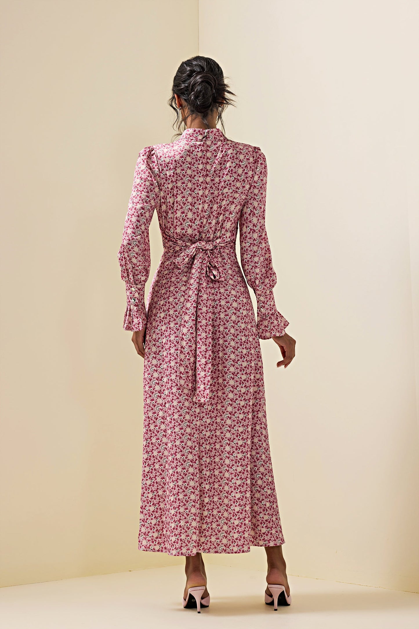 Beautifully Finished Dress in a Timeless Design
