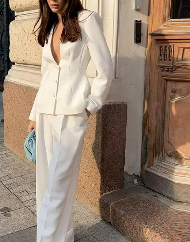 Effortlessly Elegant Pants with a Timeless Design