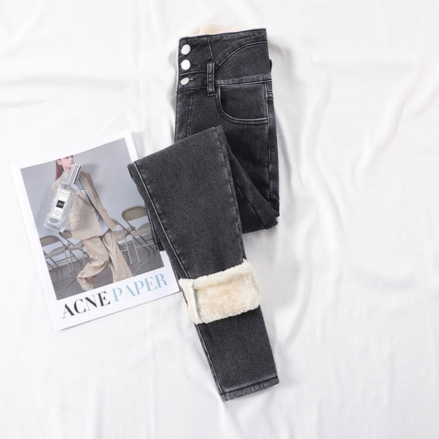 Well Tailored Pants with a Graceful Silhouette