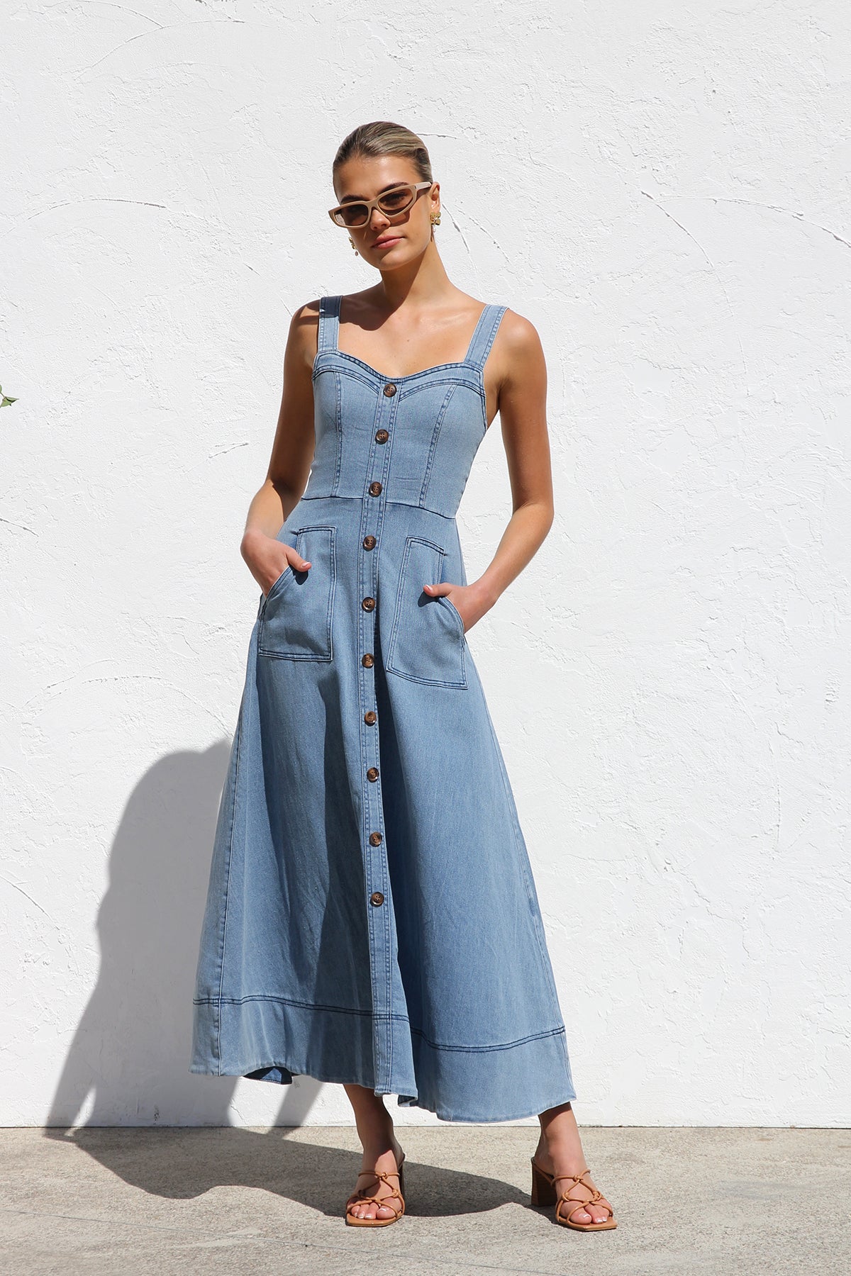 Well Tailored Dress with a Graceful Silhouette