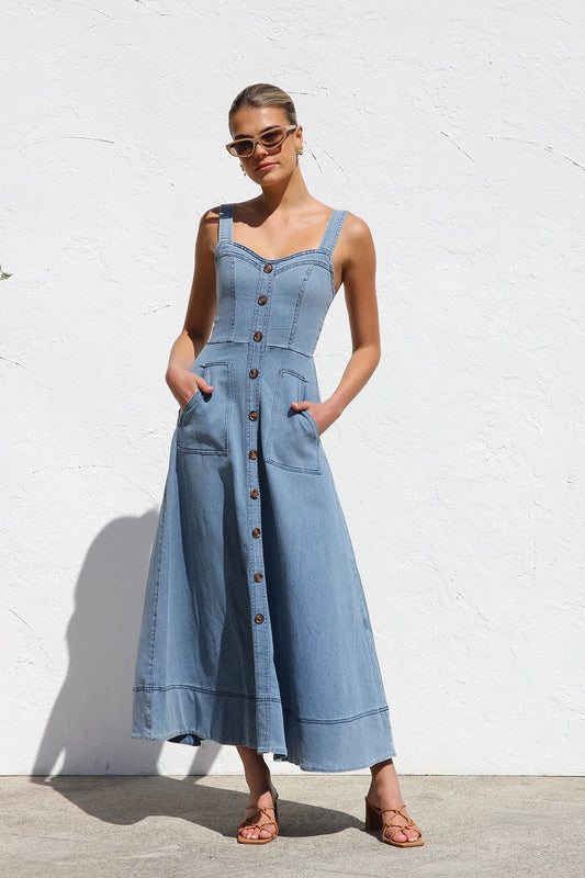 Well Tailored Dress with a Graceful Silhouette