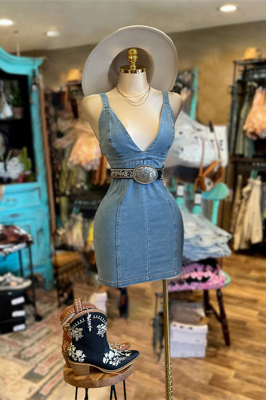 Beautifully Finished Dress in a Timeless Design