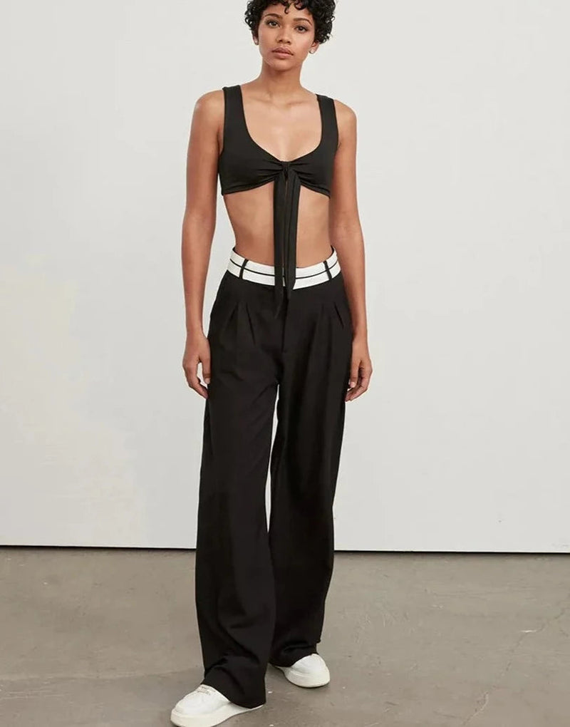 Effortlessly Elegant Pants with a Timeless Design